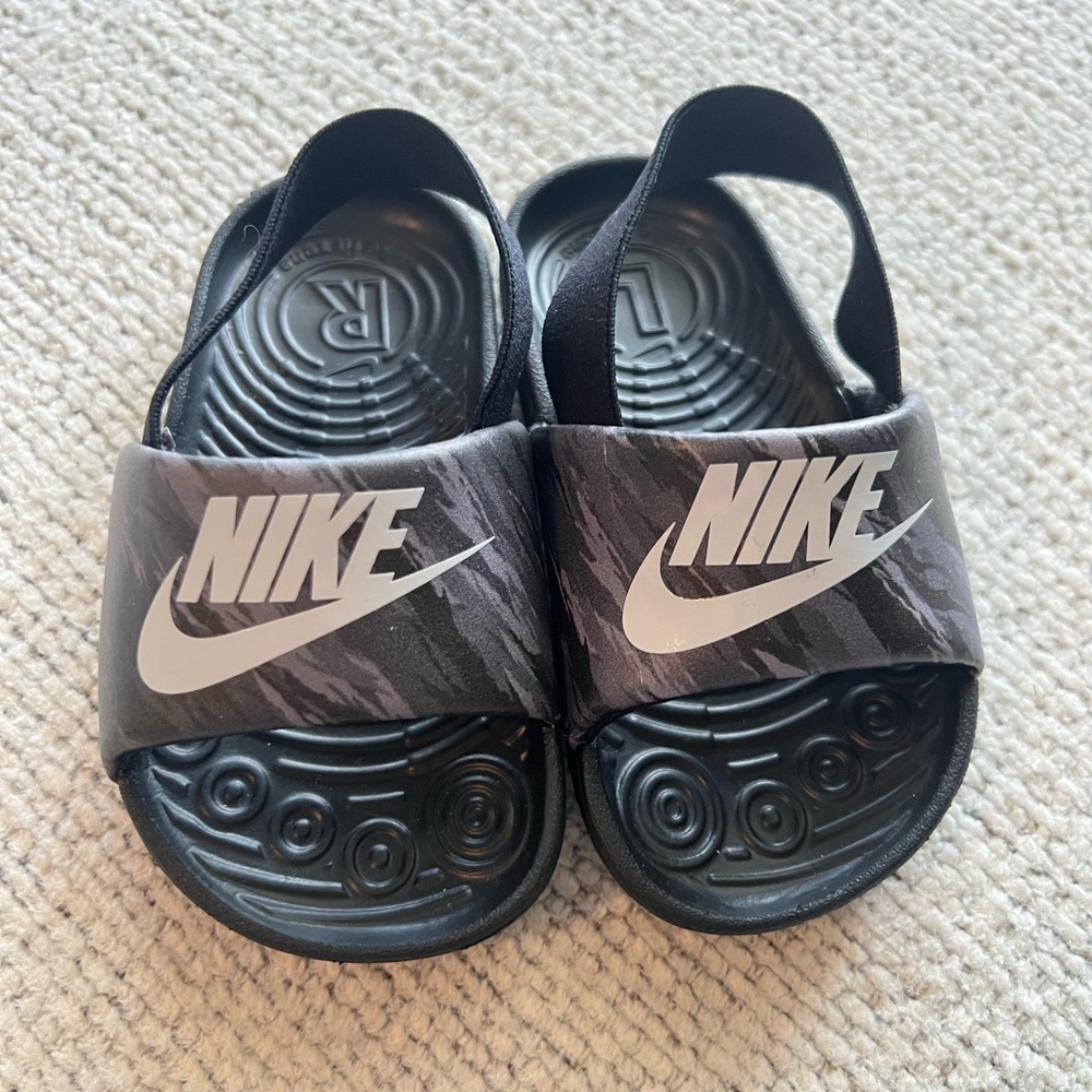 Nike Size 6 toddler/baby slides